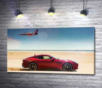 Червоний автомобіль Jaguar F-Type R розминувся з літаком серед пустелі