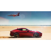 Красный автомобиль Jaguar F-Type R разминулся с самолетом среди пустыни