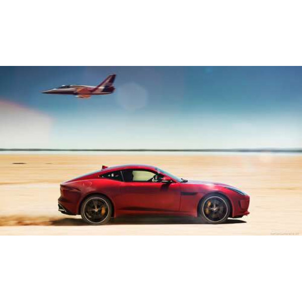 Червоний автомобіль Jaguar F-Type R розминувся з літаком серед пустелі