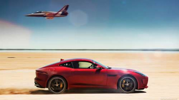 Червоний автомобіль Jaguar F-Type R розминувся з літаком серед пустелі