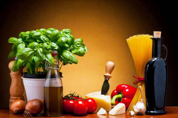 Итальянский натюрморт: базилик, сыр, спагетти, растительное масло, специи и овощи