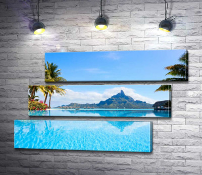 Горный хребет острова Бора-Бора (Bora Bora) отражается в бирюзе тропического океана