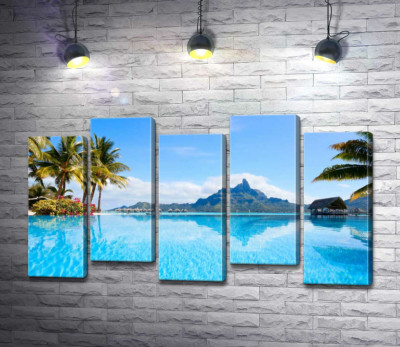 Модульная картина "Горный хребет острова Бора-Бора (Bora Bora) отражается в бирюзе тропического океана"