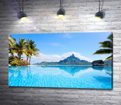Горный хребет острова Бора-Бора (Bora Bora) отражается в бирюзе тропического океана