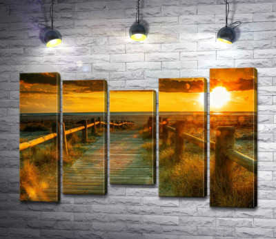 Дерев'яна дорога веде до вечірнього пляжу