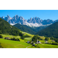 Альпийское село спряталось на зеленой равнине среди заснеженных горных шпилей