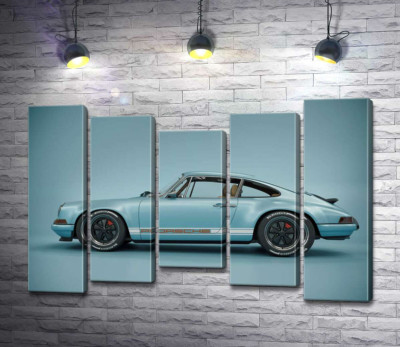Голубой гоночный автомобиль Porsche 911 Carrera RSR