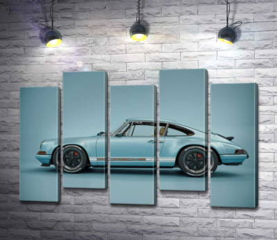 Голубой гоночный автомобиль Porsche 911 Carrera RSR