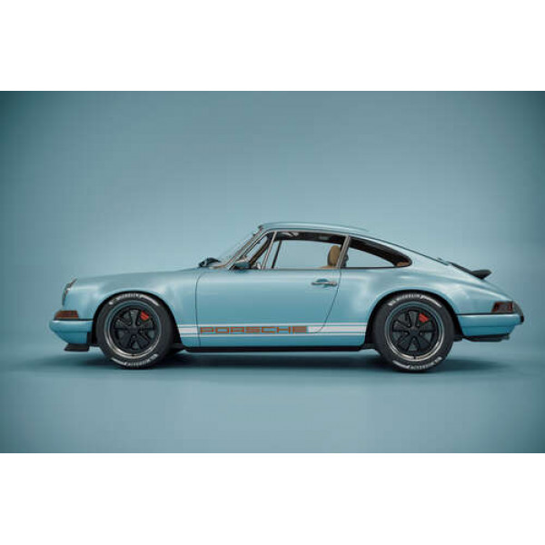 Блакитний гоночний автомобіль Porsche 911 Carrera RSR