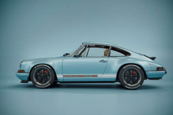 Голубой гоночный автомобиль Porsche 911 Carrera RSR