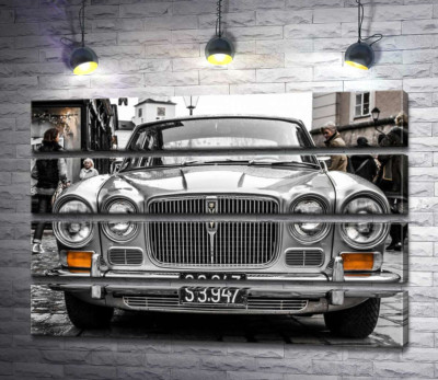 Сірий спортивний люкс-седан Jaguar XJ6