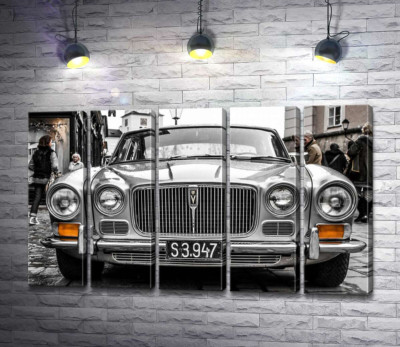Сірий спортивний люкс-седан Jaguar XJ6