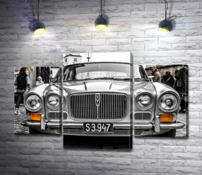 Сірий спортивний люкс-седан Jaguar XJ6