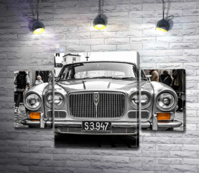 Сірий спортивний люкс-седан Jaguar XJ6