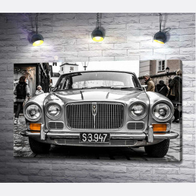 Сірий спортивний люкс-седан Jaguar XJ6