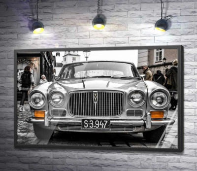 Постер "Серый спортивный люкс-седан Jaguar XJ6"