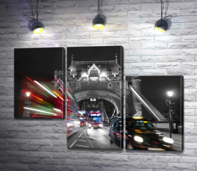 Автомобілі мчать по нічному Тауерському мосту (Tower Bridge)
