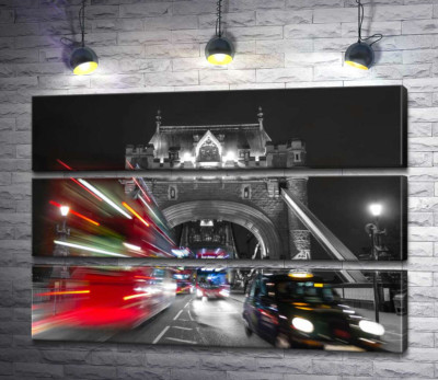 Автомобили мчатся по ночному Тауэрскому мосту (Tower Bridge)