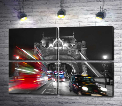 Автомобілі мчать по нічному Тауерському мосту (Tower Bridge)