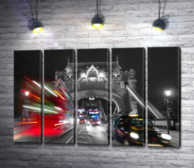 Автомобили мчатся по ночному Тауэрскому мосту (Tower Bridge)