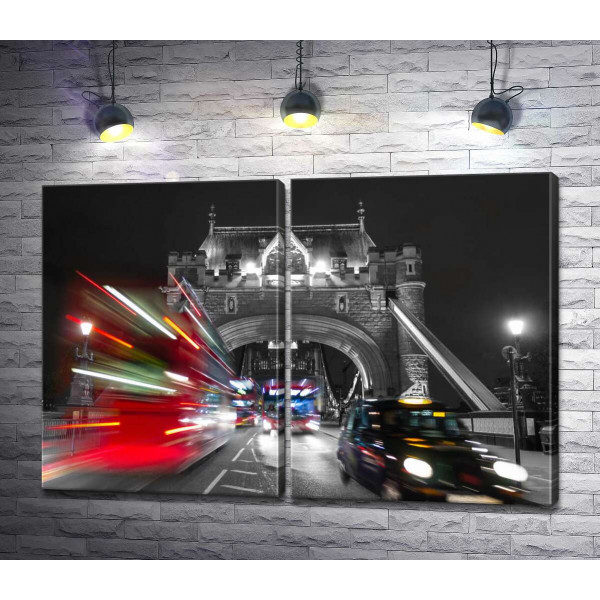 Автомобілі мчать по нічному Тауерському мосту (Tower Bridge)