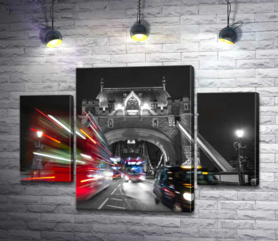 Автомобили мчатся по ночному Тауэрскому мосту (Tower Bridge)
