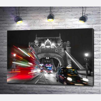 Автомобили мчатся по ночному Тауэрскому мосту (Tower Bridge)