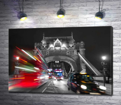 Автомобили мчатся по ночному Тауэрскому мосту (Tower Bridge)