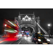 Автомобили мчатся по ночному Тауэрскому мосту (Tower Bridge)