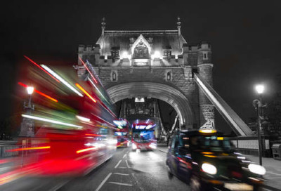 Автомобили мчатся по ночному Тауэрскому мосту (Tower Bridge)