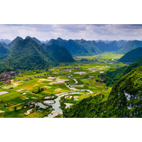 Рисовая долина Бак Сон (Bac Son) охраняется рядами зеленых гор