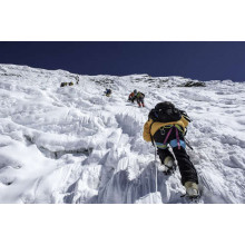 Бесстрашные альпинисты поднимаются на гору