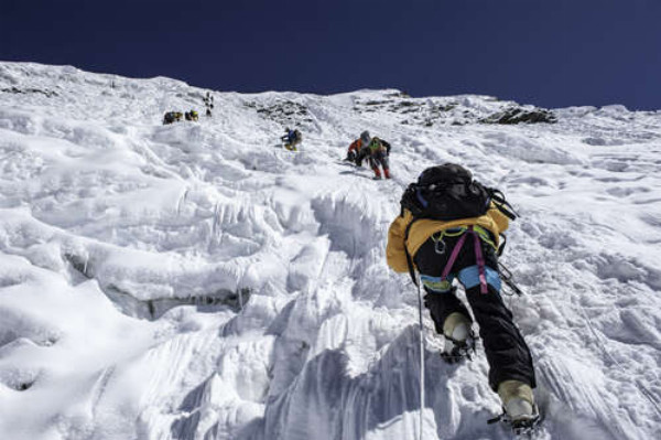 Безстрашні альпіністи піднімаються на гору