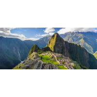 Старый город инков Мачу-Пикчу (Machu Pikchu) возвышается на вершине горы