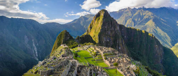 Старе місто інків Мачу-Пікчу (Machu Pikchu) височіє на вершині гори