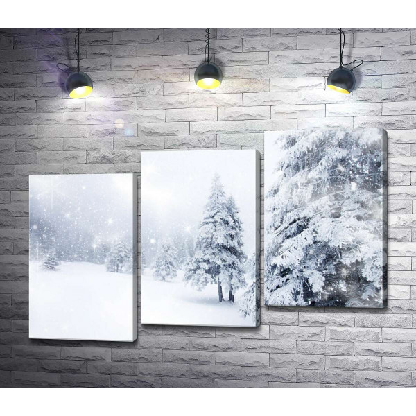 Белые елки стоят среди снежной метели