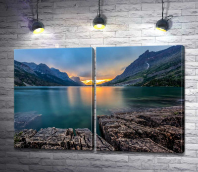 Каменистый берег озера святой Марии (Saint Mary Lake)