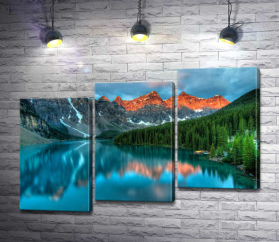 Бирюзовые воды озера Морейн (Moraine Lake) окружены высокими горами