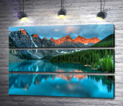 Модульная картина "Бирюзовые воды озера Морейн (Moraine Lake) окружены высокими горами"