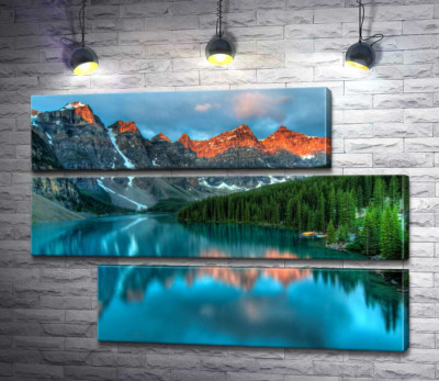 Бирюзовые воды озера Морейн (Moraine Lake) окружены высокими горами