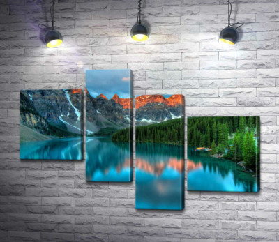 Бирюзовые воды озера Морейн (Moraine Lake) окружены высокими горами