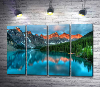 Бірюзові води озера Морейн (Moraine Lake) оточені високими горами