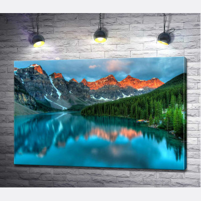 Бирюзовые воды озера Морейн (Moraine Lake) окружены высокими горами