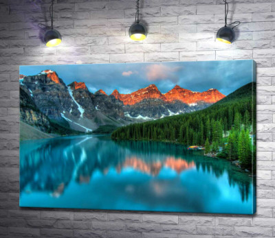 Бірюзові води озера Морейн (Moraine Lake) оточені високими горами