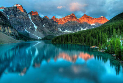 Бирюзовые воды озера Морейн (Moraine Lake) окружены высокими горами