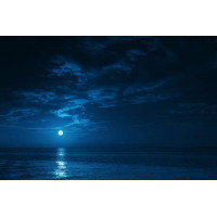 Сияние луны серебряной дорожкой падает на морские волны