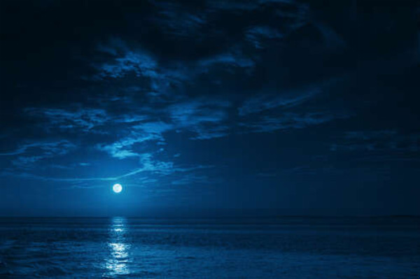 Сияние луны серебряной дорожкой падает на морские волны