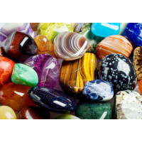 Різноманіття барв та форм блискучого каміння