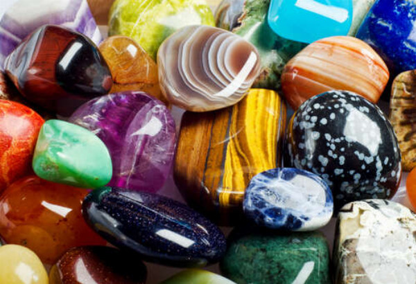 Разнообразие красок и форм блестящих камней