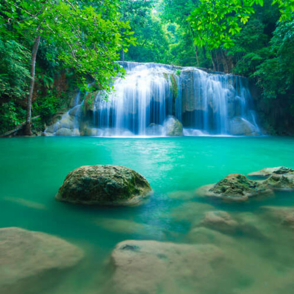 Бирюзовая вода водопада Эраван (Erawan falls)